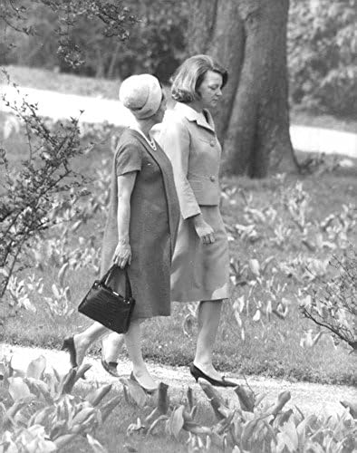 Гроздобер фотографија на принцезата Ирина како шета со жена што разговара со неа, 1964 година.