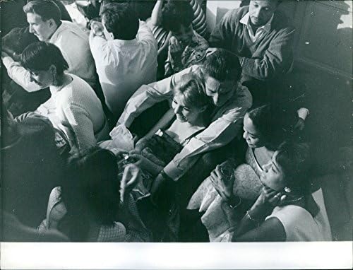 Гроздобер фотографија на Анет Стројберг како седеше со луѓе и разговараше со чит.