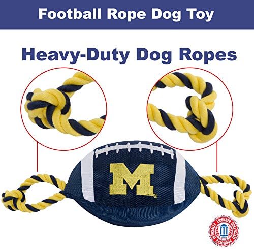 Миленичиња прва NCAA Michigan Wolverines Football Dog Toy, тешки квалитетни најлонски материјали, силни влечни јажиња, внатрешен