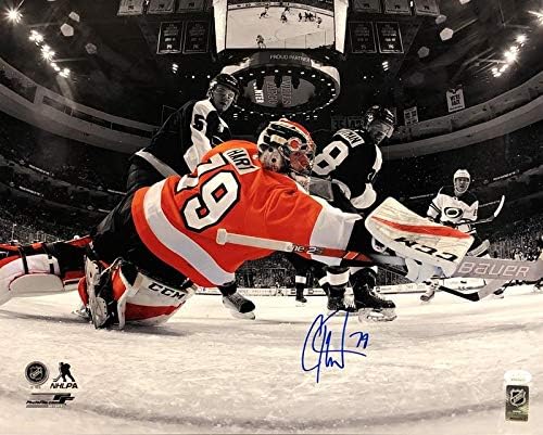 Carter Hart Spotlight Diving Save Philadelphia Flyers Autographed 8 x 10 Фото хокеј - JSA автентицирана