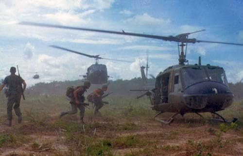 Разговор отпечатоци во Виетнамска војна Сјајно постер слика на слика за слика на слика за печатење UH-1D хеликоптер