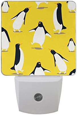 Нананл сет од 2 симпатични смешни цртани пингвини шема на жолт автоматски сензор LED самрак до зори ноќен светлосен приклучок