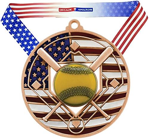 Деценија Награди Софтбол Патриотски Врежан Медал - 2,75 Инчен Широк Медалјон Со Бавен Терен Со Ѕвезди И Ленти Американско Знаме V Лента