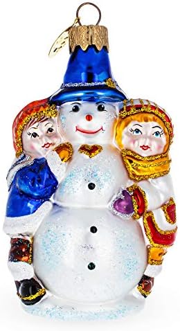 Децата што прават Божиќен украс за снешко стакло