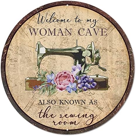 Гроздобер метален калај знак Плакета цветни добредојде во мојата жена пештера исто така позната како просторија за шиење Ретро