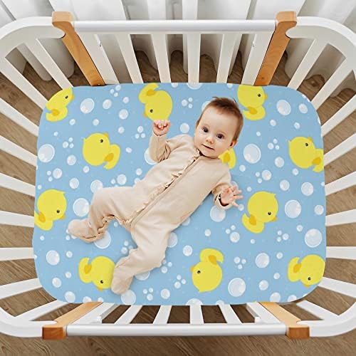 Kicpoay опремени чаршафи за креветчиња смешни сини патки затегнати преносни листови за игра за бебиња, дишејќи мек мини душек за