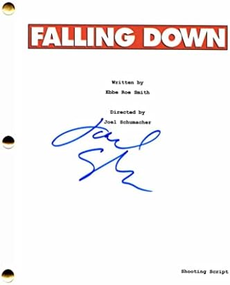 Elоел Шумахер потпиша автограм што паѓа во целосна филмска скрипта - во кој глуми Мајкл Даглас