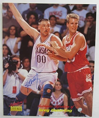 Грег Остертаг потпиша автограм за автограм од 1995 година Дебитанти 8x10 Кошаркарска картичка - Автограмирана НБА фотографии