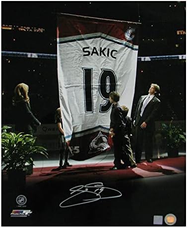 Sakо Сакиќ потпиша пензионирање во дрес на Колорадо Аланси, 16 x 20 Фото - 79041 - Автограмирани фотографии од НХЛ