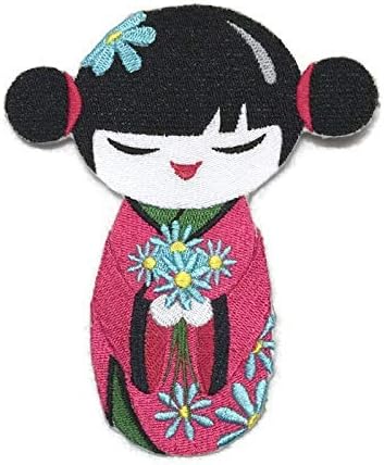 BeyondVision [Custom] Krafty Kokeshi Јапонска кукла [Кокеши и цветен букет] Везено железо на/шива лепенка [5,84 x 4,85] [направено во