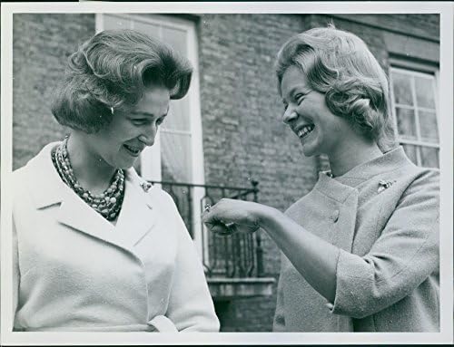 Гроздобер фотографија на принцезата Александра гледајќи го ангажманот прстен на Кетрин Ворсли .- март 1961 година