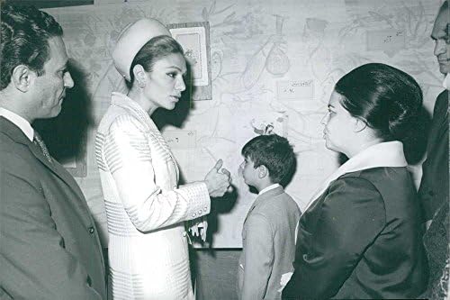 Гроздобер фотографија на Фарах Пахлави зборувајќи со луѓето додека гледа нејзиниот син.