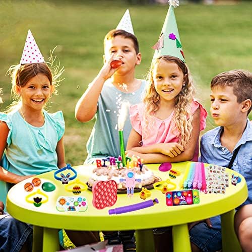 Yttcraft Велигденски корпи за подножје, 100 парчиња Велигденски подароци за деца фигури играчки снопови забава за момчиња за момчиња на возраст