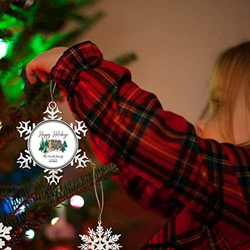 ПЕВЕР СВЕТСКИ Божиќни украси Среќен празник Обично семејство Кампување персонализиран метален украс сувенир зимски чудо -земја украси за Божиќно