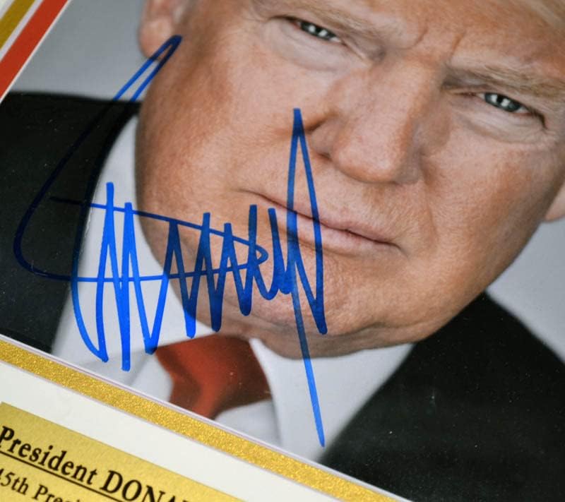 Претседателот Доналд Трамп потпиша автограм, време, COA, UACC, PSA/DNA гарантирана, капа, весник Елегантна рамка
