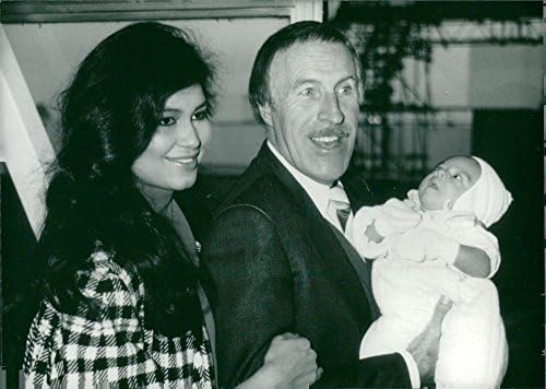 Гроздобер фотографија на Брус Форсит заедно со сопругата Вилнелија Мерцед и новородениот син athонатан Josephозеф Форсит