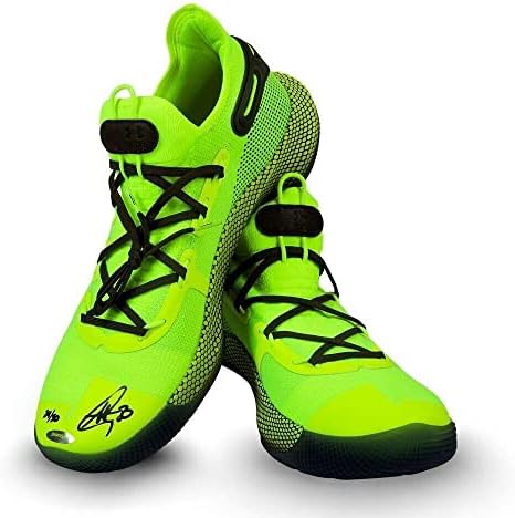 Стивен Кари потпиша автограмиран под оклопни чевли Зелени воини /30 УДА - Автограмирани патики во НБА