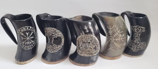Викиншки симбол врежан чаши од рог- вегевир, чекан на Тор, дрво на животот, кормило на стравопочит, долг брод
