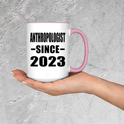 Дизајнифицирајте го антропологот од 2023 година, 15oz акцент кафе кригла Пинк керамички чај со рачка, подароци за роденденски годишнини Божиќ Божиќни татковци Мајки Д?
