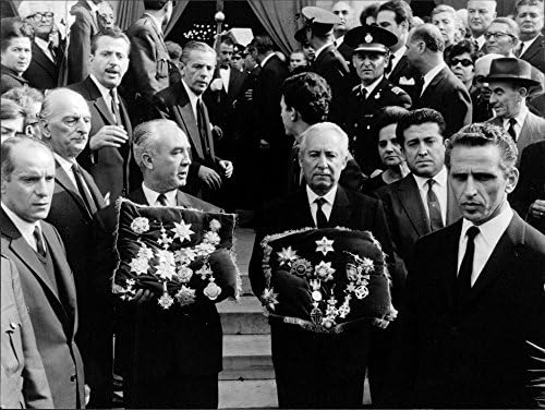 Гроздобер фотографија на луѓе на погреб на Георгиос Папандреу.