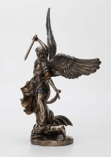 Веронез Дизајн 14 1/8 инчен Архангел Свети Мајкл ја гази демонот религиозна скулптура совладувајќи ја статуата на Луцифер смола