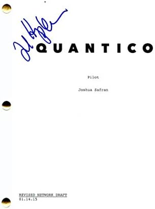 Oshош Хопкинс потпиша автограм Квантико целосен пилот -скрипта - Лиам О’Конор - во која глуми Пријанка Чопра Јонас, Блер Андервуд, Марли Матлин,
