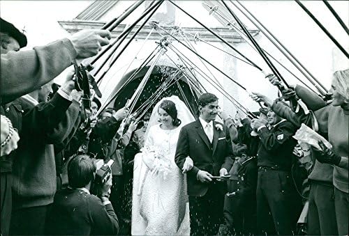 Гроздобер фотографија на Мариел Гоишел со нејзиниот сопруг на денот на нивната свадба, држејќи ја раката, 1966 година.