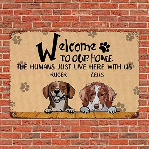 Алијоит обичај кучиња Име добредојде во нашиот дом луѓето овде со нас Смешно метално кучиња знак за домашно милениче врата, закачалка
