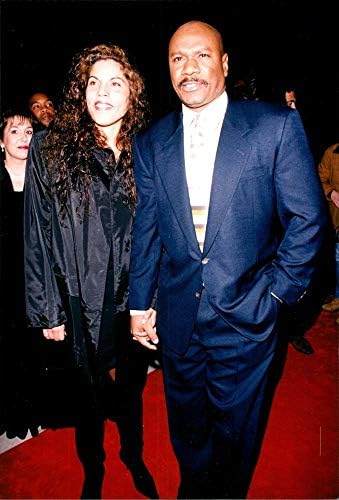 Гроздобер фотографија на Винг Рамс и неговата сопруга со актерот Ерик Столц.