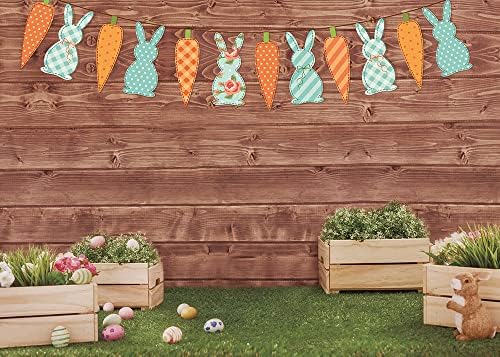 Среќна велигденска позадина пролетен зајак морков зелена трева јајца за бебиња за туширање, кафеава дрвена wallид, декорација на