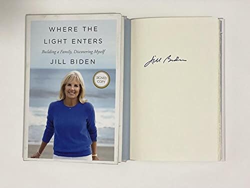 Првата дама д -р illил Бајден го потпиша автограмот „Каде што светлината влегува во„ Книгата Г - сопругата на oeо Бајден, Втора дама на Соединетите