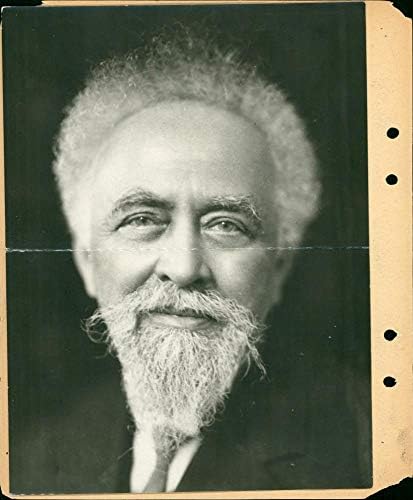 Гроздобер фотографија на портрети на Jeanан Перин, физика на Нобелова награда 1926 година