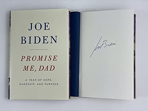 46 -ти претседател oeо Бајден потпиша автограм „Вети ми тато“ Книга Г - Потпретседател под Бакак Обама, поранешен сенатор од Делавер,